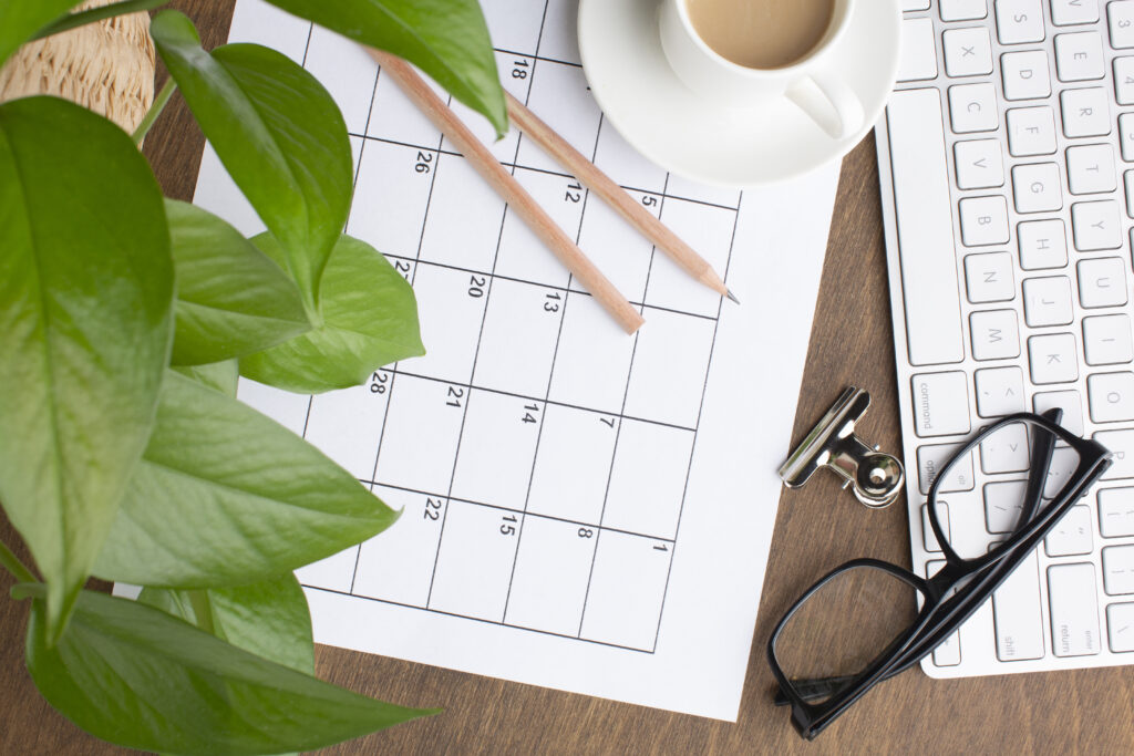concept-d-organisation-du-temps-a-plat-avec-calendrier